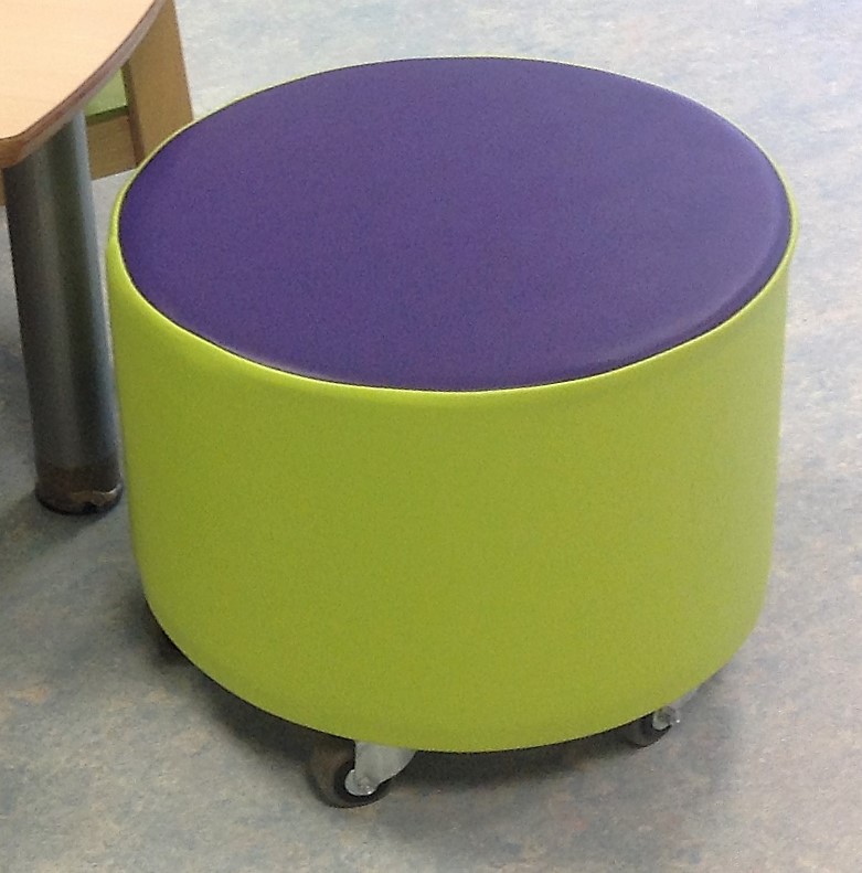 23a Pouf mousse adulte sur 5 roulettes
